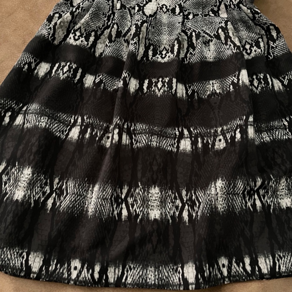 Vince Camuto Abstract Print Dress with Pockets Size 6 - Picture 5 of 14